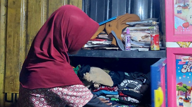 Nayla siswa SD di Kota Makassar penerima beasiswa dari Presiden RI, Prabowo Subianto. Menunjukkan lemari pakaian di dalam rumahnya [SuaraSulsel.id/Lorensia Clara]