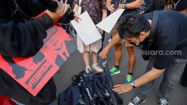 Aktivis Jaringan Solidaritas Korban saat mengikuti aksi Kamisan ke-860 di depan Istana Merdeka, Jakarta, Kamis (8/5/2025). [Suara.com/Alfian Winanto]