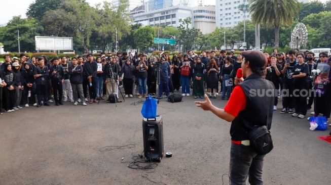Aktivis Jaringan Solidaritas Korban saat mengikuti aksi Kamisan ke-860 di depan Istana Merdeka, Jakarta, Kamis (8/5/2025). [Suara.com/Alfian Winanto]