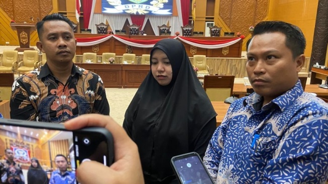 Korban kasus dugaan malpraktik RSHD saat melapor ke DPRD Samarinda (tengah) didampingi dengan tim kuasa hukum. [kaltimtoday.co]