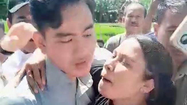 Nyaris Cium Gibran! Aksi Ibu-Ibu di NTT Bikin Heboh Jagat Maya