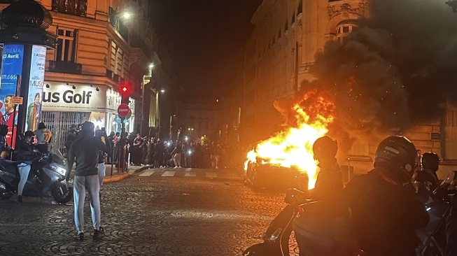 Bara di Paris Pasca Kemenangan PSG: Polisi Diserang hingga Mobil Dibakar