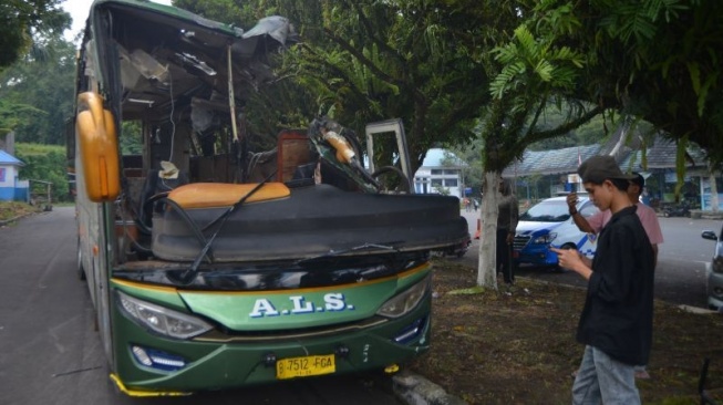 )Kondisi Bus ALS yang hancur akibat kecelakaan di Padang Panjang pada Selasa (6/5/2025). Peristiwa ini menelan 12 orang korban jiwa. [Dok. Antara/Iggoy el Fitra]