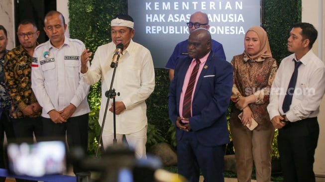 Gubernur Jawa Barat Dedi Mulyadi bersama dengan Menteri HAM Natalius Pigai saat konferensi pers di Kantor Kementerian HAM, Jakarta, Kamis (8/5/2025). [Suara.com/Alfian Winanto]

