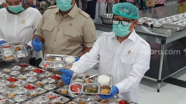 Menteri Koordinator Bidang Pemberdayaan Masyarakat (Menko PM) RI, Abdul Muhaimin Iskandar (Cak Imin) meninjau Satuan Produksi Program Gizi (SPPG) di Tridadi, Sleman, pada Rabu (7/5/2025). [Hiskia/Suarajogja]