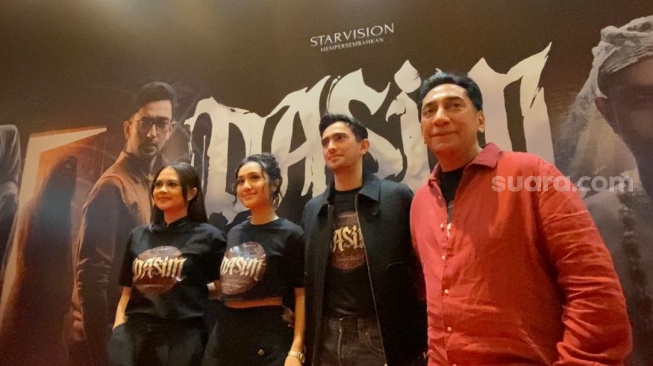 Pemain film Dasim dalam konferensi pers di kawasan Kuningan, Jakarta Selatan, Kamis, 8 Mei 2025. [Suara.com/Tiara Rosana]