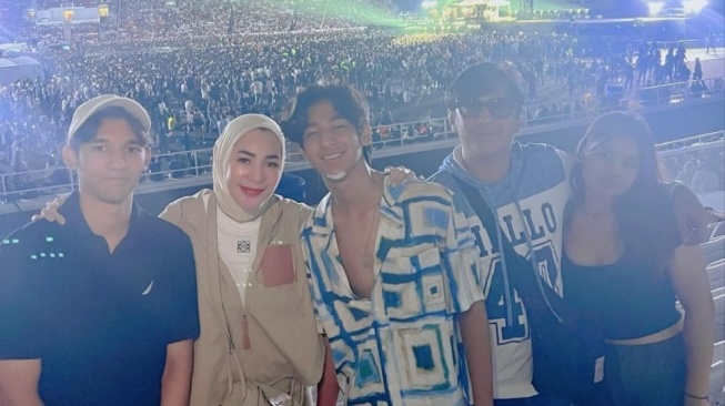 Potret harmonis Andre Taulany dan Rien Wartia Trigina alias Erin Taulany dengan ketiga anaknya, yaitu Ardio Raihansyah Taulany, Arkenzy Salmansyah Taulany, dan Arlova Carissa Taulany (Instagram/erintaulany)