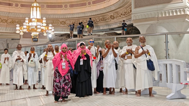 Jamaah calon haji berdoa sebelum memulai Sai pada rangkaian umrah wajib di kompleks Masjidil Haram, Makkah, Arab Saudi, Kamis (8/5/2025). [ANTARA FOTO/Andika Wahyu/nym]