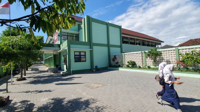 Sejumlah siswa tengah keluar sekolah saat jam pelajar usai di Jogja. [Hiskia/Suarajogja]