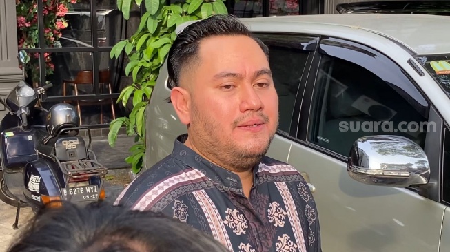 King Nassar ditemui di kawasan Kemang, Jakarta Selatan, Jumat (9/5/2025). [Adiyoga Priyambodo/Suara.com]