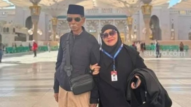 Pasangan suami istri memperlihatkan surat cinta yang ditulis di tahun 1977 masih utuh [Suara.com/Istimewa]
