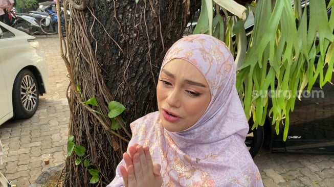 Celine Evangelista di kawasan Kemang, Jakarta, Jumat, 9 Mei 2025. [Suara.com/Adiyoga Priyambodo]