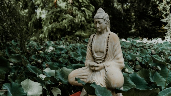 30 Kata-Kata Bijak Buddha tentang Kedamaian: Menemukan Tenang di Tengah Riuh Hidup