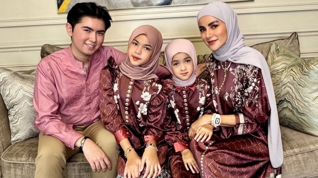 Olla Ramlan bersama ketiga anaknya. [Instagram]