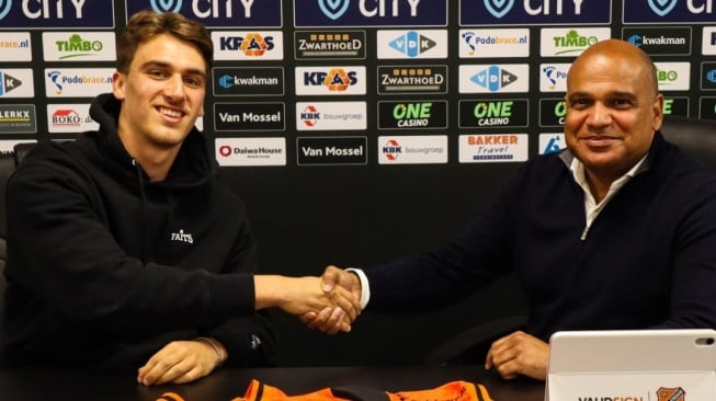 Pemain keturunan Bandung, Mauro Zijlstra resmi salaman saat tanda tangan kontrak profesional pertamanya. Kontraknya tersebut berdurasi dua tahun. (Instagram/@fcvolendam)