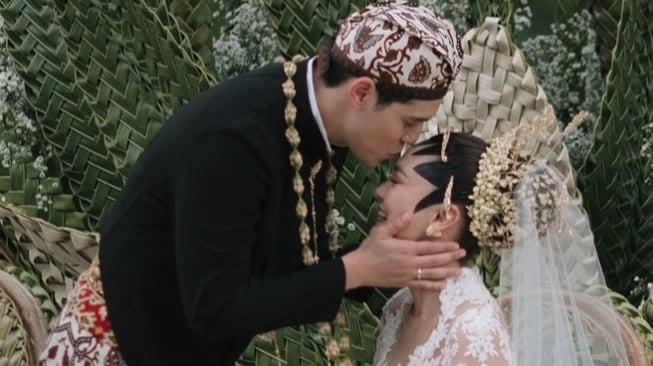 Ciuman Luna Maya dan Maxime Bouttier di Resepsi Pernikahan Disorot: Kayak Lagi Nonton Drakor