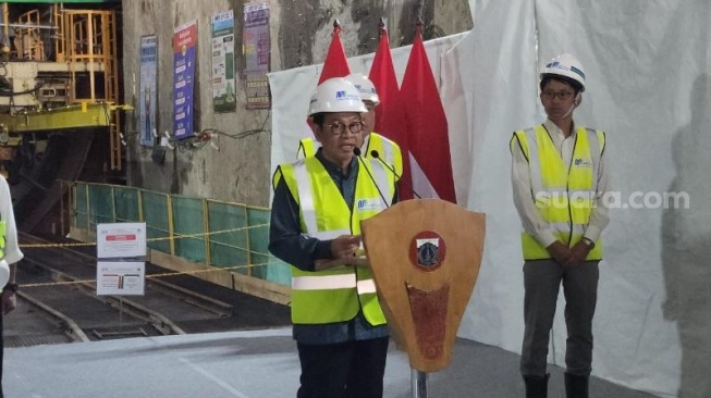 Gubernur DKI Jakarta, Pramono Anung menyatakan akan kembali memperluas layanan Transjakarta ke Jabodetabek. Ia berencana meluncurkan rute baru pada pekan depan. (Suara.com/Fakhri Fuadi)