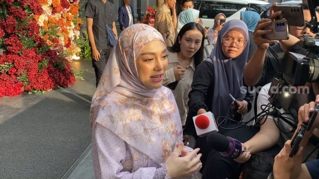 Biasa Tampil Tertutup, Penampilan Celine Evangelista Tanpa Hijab di Poster Film Horor Jadi Omongan