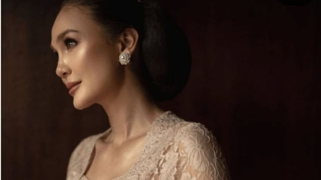 Bergaun Lukisan sang Ayah, Luna Maya Dijuluki Princess yang Sesungguhnya