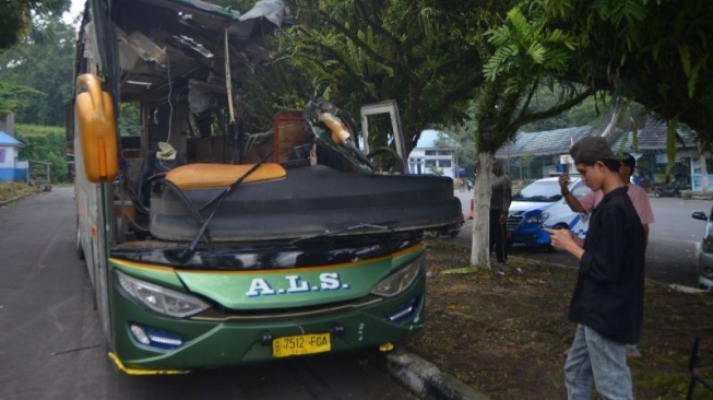 Kondisi Bus ALS yang kecelakaan di Padang Panjang. [Dok. Antara]