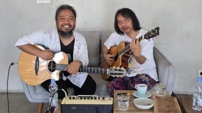 Apes! Ketahuan Jadi Fans Arsenal, Is Eks Vokalis Payung Teduh Diusir dari Stadion PSG