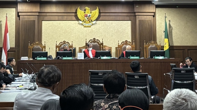 Sidang Peradilan Hasto Kristiyanto digelar di Pengadilan Tipikor pada PN Jakpus, Jumat 9 Mei 2025. Penyidik KPK dicecar pertanyaan oleh penasihat hukum Hasto Kristiyanto, Patra M Zen. [Suara.com/Dea]