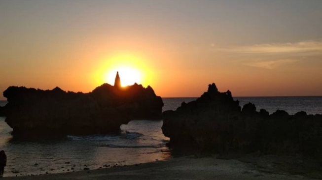 Pantai Tiang Bendera, Keindahan Sunset di Ujung Selatan Nusantara