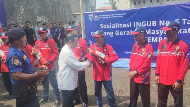 Gubernur Pramono Anung Mau Tiap RT di Jakarta Dipasang APAR [Suara.com/Fakhri Fuadi]