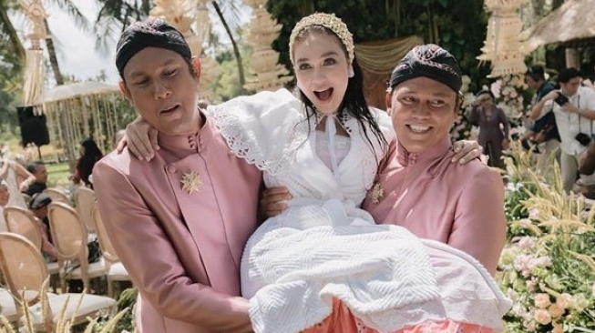 Luna Maya dan kedua kakaknya (Instagram).