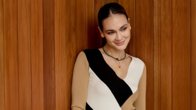 5 Mix and Match Outfit Kasual ala Luna Maya, Tampil Catchy Anti-Ribet!
