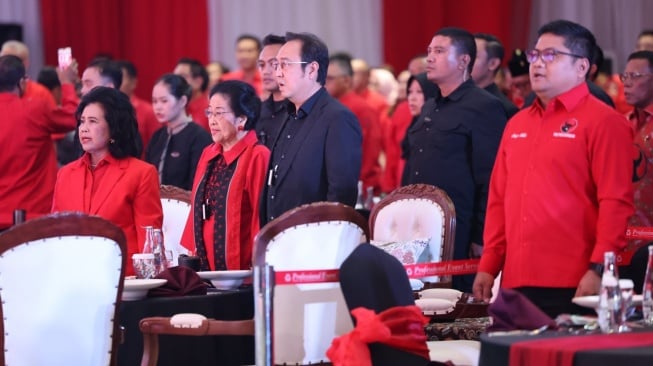 Presiden Kelima RI Megawati Soekarnoputri beserta putranya Prananda Prabowo saat menghadiri  Trisakti Tourism Award (Desa Wisata) 2025 yang digelar di Puri Agung Grand Sahid Jaya Hotel, Jakarta pada Kamis 8 Mei 2025 malam. [Dok. PDIP]