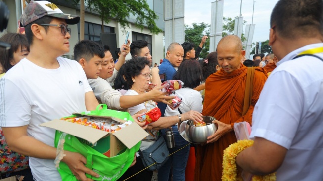 Tradisi Pindapata dan Sanghadana, sumbangan yang diberikan umat berupa makanan, kebutuhan pokok, serta dana langsung kepada para Bhikkhu yang melakukan perjalanan spritual Thudong menuju Candi Borobudur (istimewa)