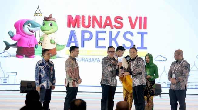 Wakil Menteri Dalam Negeri (Wamendagri) Republik Indonesia, Bima Arya Sugiarto membuka Munas VII APEKSI 2025 didamping Wali Kota Surabaya sekaligus Ketua Dewan Pengurus APEKSI, Eri Cahyadi (Pemkot Surabaya)