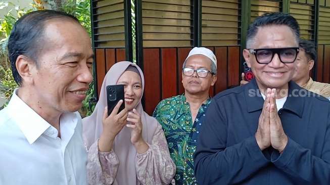 Penyanyi Andre Hehanusa Temui Jokowi, Bahas Potensi Sepak Bola Indonesia Timur