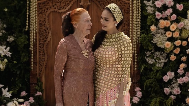 Ibu Luna Maya Umur Berapa? Foto Mudanya Dibilang Mirip Banget Maxime Bouttier