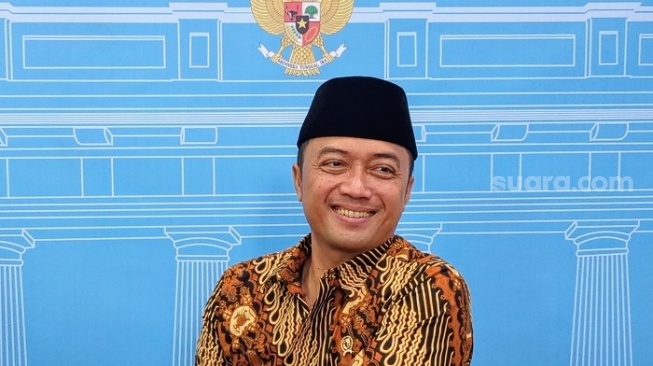 Menteri Sekretaris Negara Prasetyo Hadi mewakili Presiden Prabowo Subianto mengucapkan selamat atas terpilihnya Robert Francis Prevost sebagai paus ke-267 dalam sejarah Gereja Katolik. (Suara.com/Novian Ardiansyah)