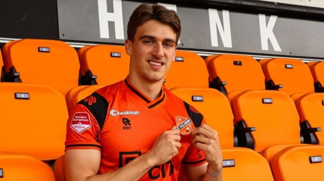 Pemain keturunan Bandung, Mauro Zijlstra resmi salaman. (Instagram/@fcvolendam)