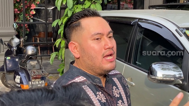 King Nassar ditemui di kawasan Kemang, Jakarta Selatan, Jumat (9/5/2025). [Adiyoga Priyambodo/Suara.com]