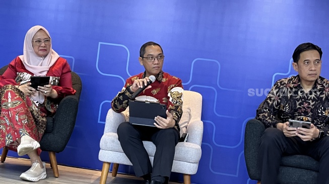 Dirjen Pengawasan Ruang Digital Kementerian Komdigi, Alexander Sabar dalam acara Ngopi Bareng Kemkomdigi di kantornya, Jumat (9/5/2025). [Suara.com/Dicky Prastya]