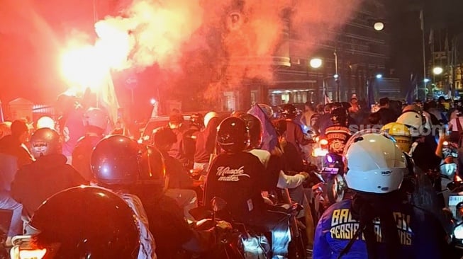 'Juara..Juara' Teriakan Bobotoh Saat Padati Jalanan Kota Bandung