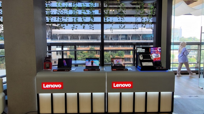 Ngopi Sambil Uji 3 Model Laptop Lenovo di Lenovo Exclusive Store, Sabtu (10/5/2025). [Lenovo]