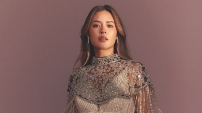 Terserah atau Pasrah? Raisa Tanyakan Nasib Hubungan Cinta di Lagu Terbaru