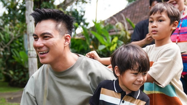 Baim Wong ajak buah hatinya lihat flaminggo (Instagram)