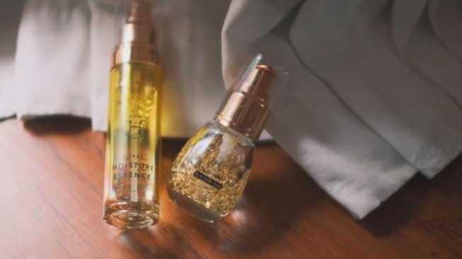 Hanna Glow Royal Moisture Essence dan Hanna Glow Premium 24K Gold Ampoule diduga untuk skin preparation Maxime Bouttier sebelum dirias saat akad nikah. [Instagram/@bubahalfian]