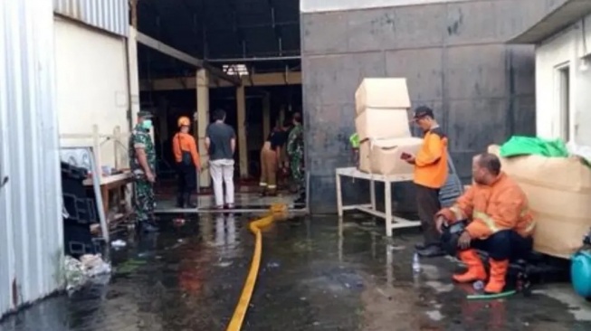 Para petugas pemadam memadamkan api di salah satu gudang yang terbakar di Bantul, Sabtu (10/5/2025). (Instagram)