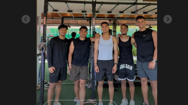 Asnawi Mangkualam berada di Bali bersama Marselino Ferdinan. Selain itu ada juga Ronaldo Kwateh, lalu bek Singapura Irfan Fandi dan pemain Thailand Chayapipat Supunpasuch yang merupakan rekan setim Asnawi di Port FC. (Instagram/@marselinoferdinan10)