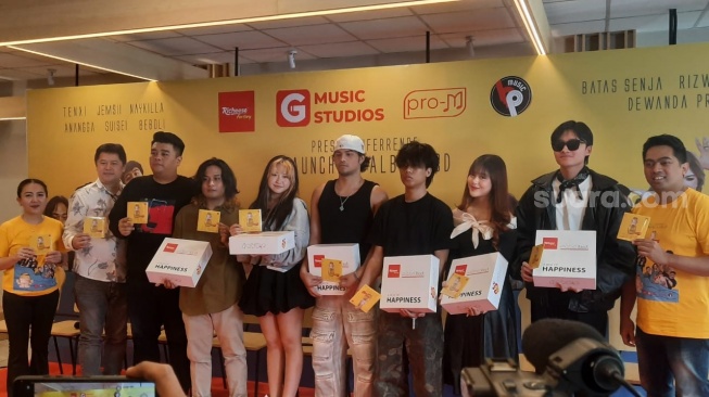 Konferensi pers album kompilasi berjudul Honey Sweet Compilation bareng Rizwan Fadilah di Bintaro, Tangerang Selatan belum lama ini. [Suara.com/Rena Pangesti]