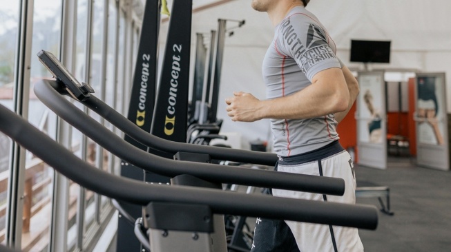 Ilustrasi pria berolahraga di gym. [Pexels/Anastasia Shuraeva]