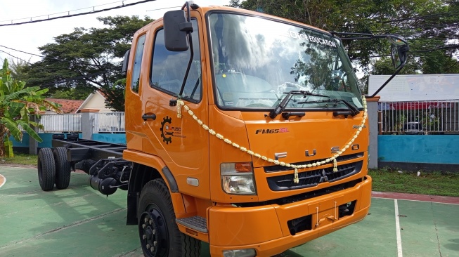 PT Kraya Yudha Tiga Berlian Motors (KTB) menyerahkan Mitsubishi Fuso Fighter sebagai bahan uji praktik siswa SMK di Madura, Jawa Timur. (Foto: KTB)