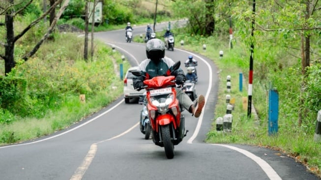 Jurnalis Suara.com menjajal performa Yamaha Gear Ultima di Bali, Kamis, 8 Mei 2025.